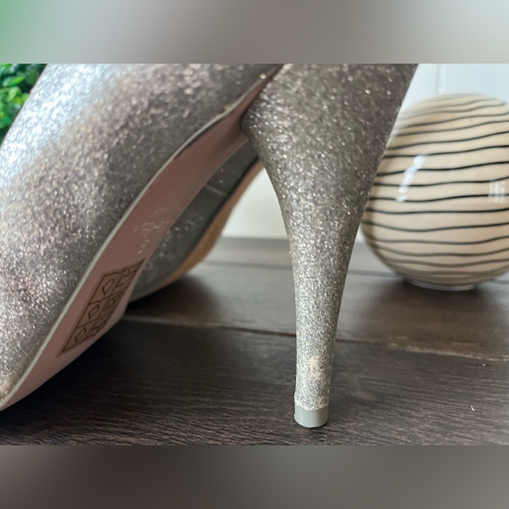 Hello Kitty Glittery Silver Bow Heels Peep Toe Charms Size 9 - Picture 10 of 13